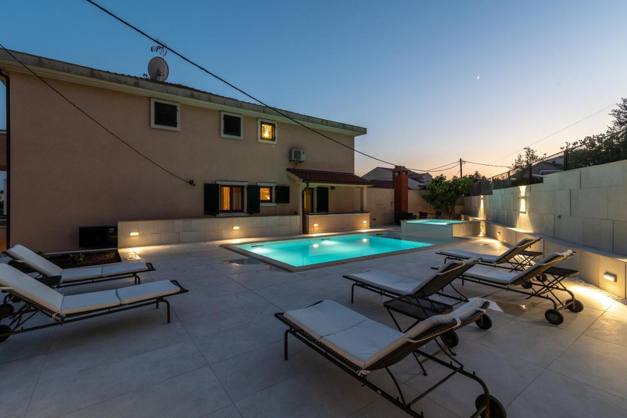 Апартаменты Villa Lavandula With Heated Swimming Pool Трогир